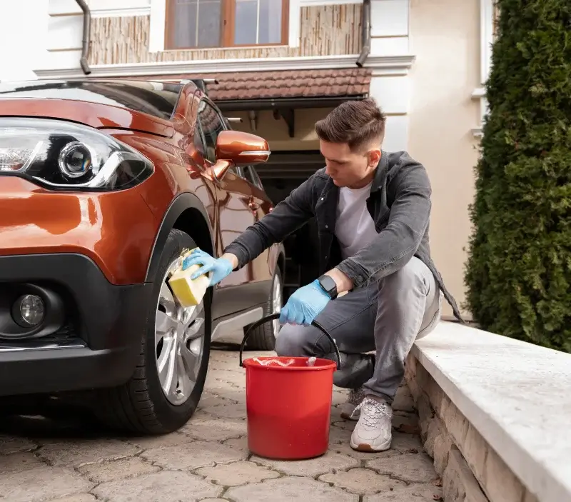 Lavage auto à domicile Le Croisic : professionnel intervenant sur un véhicule